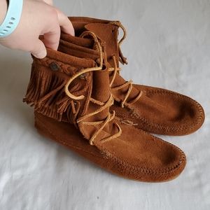Minnetonka Fringe Lace Up Ankle Moccasins Size 7